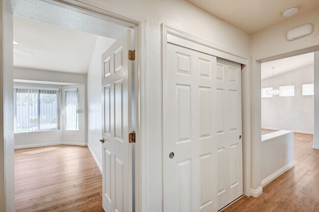 Building Photo - Charming 2 Bedroom, Single-Story Home in S...