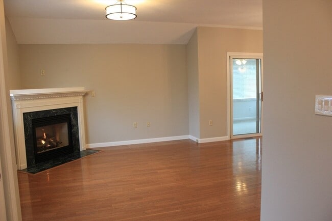 Building Photo - 33 Brookbend Way W