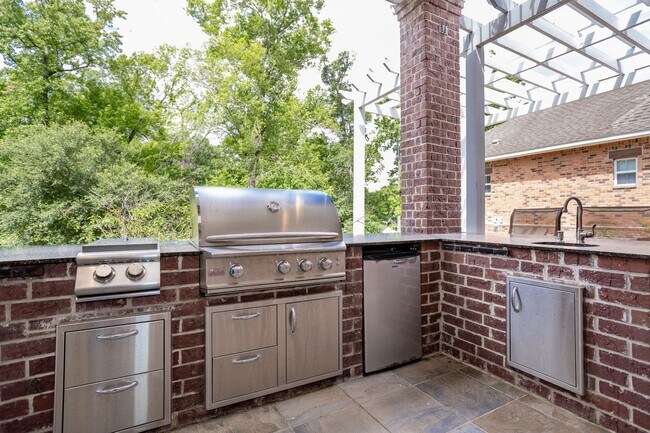 Building Photo - Historic Highland Road Beauty with Bayou V...