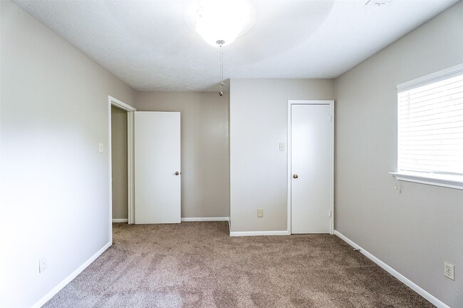 Building Photo - 2103 Charlton House Ln