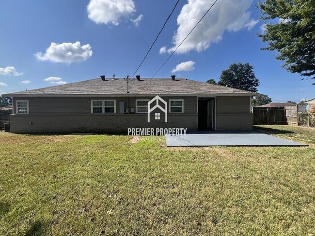 Building Photo - 934 E Holmes Rd
