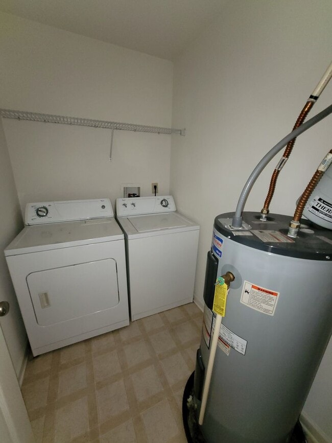 Building Photo - 3 BR townhome in Jamestown!