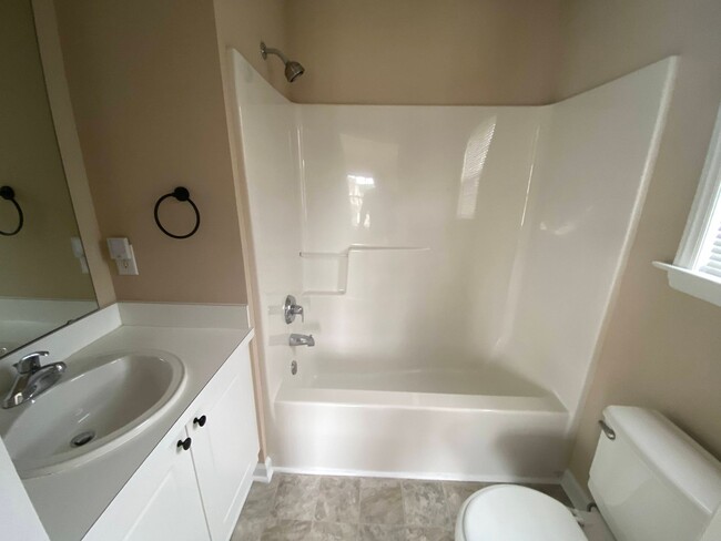 Building Photo - 2 bedroom duplex in Raleigh with ALL the a...