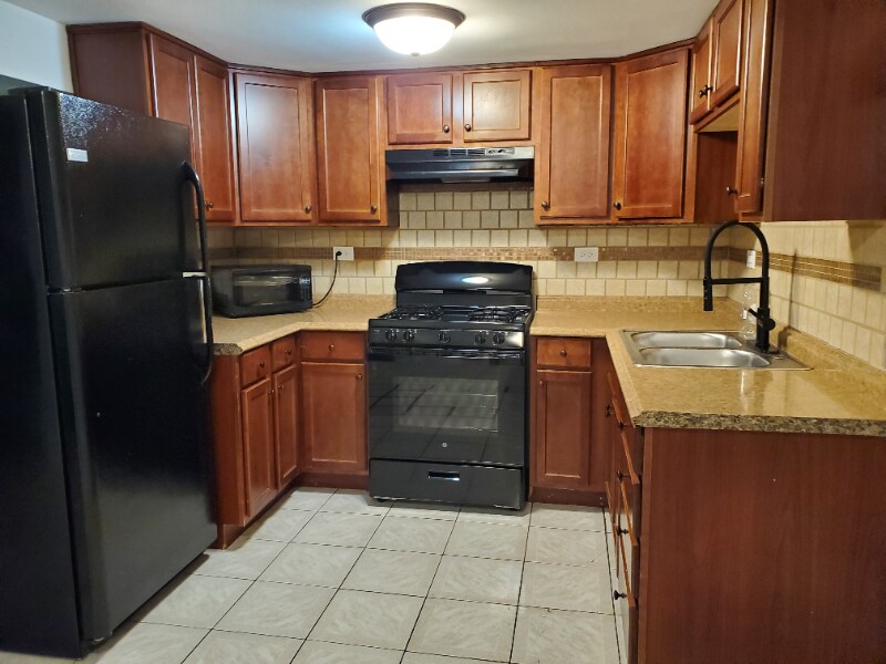 Building Photo - 6440 W Montrose Ave