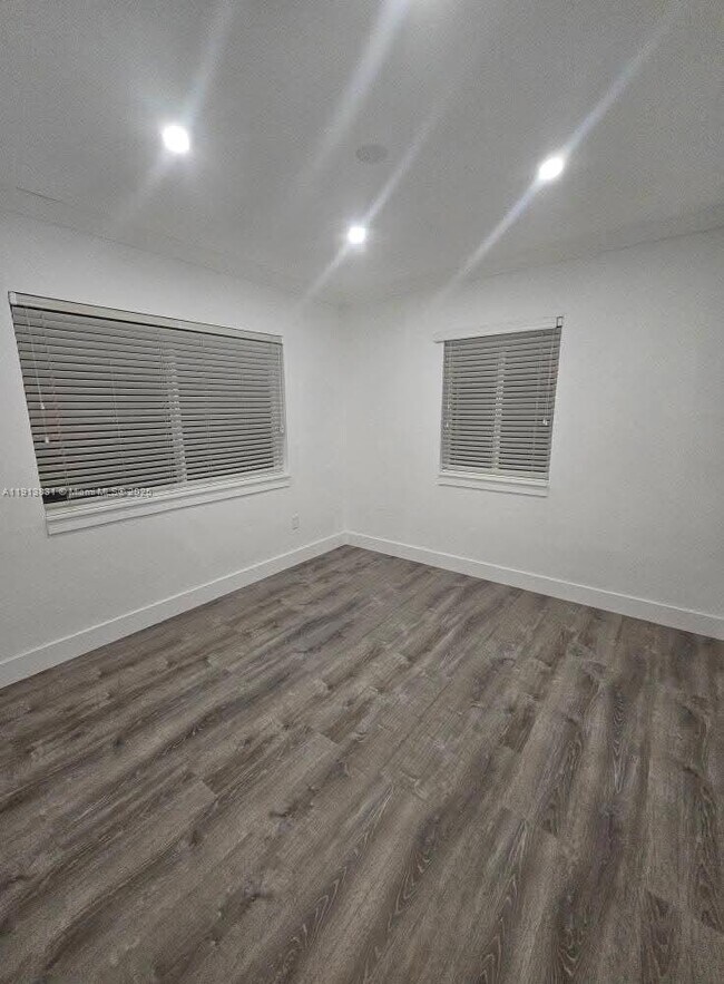 Building Photo - 425 NE 109th St