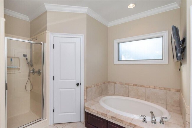 Building Photo - 1054 Linlen Ave