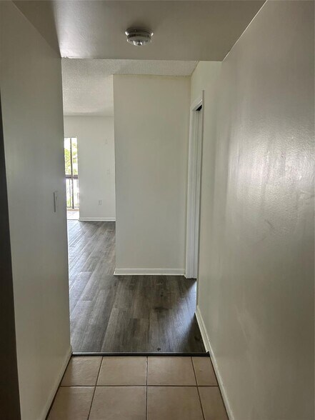 Building Photo - 711 N Pine Island Rd