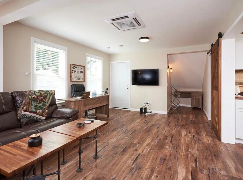 Building Photo - 42 Whipple St