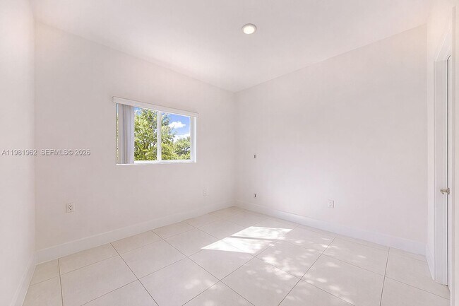 Building Photo - 519 SW 5th Ave