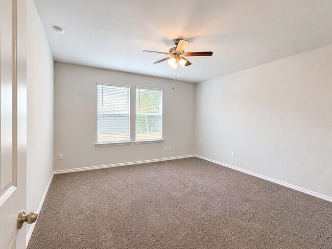Building Photo - Beautiful 4 bedroom, 2.5 bathroom home in Belton