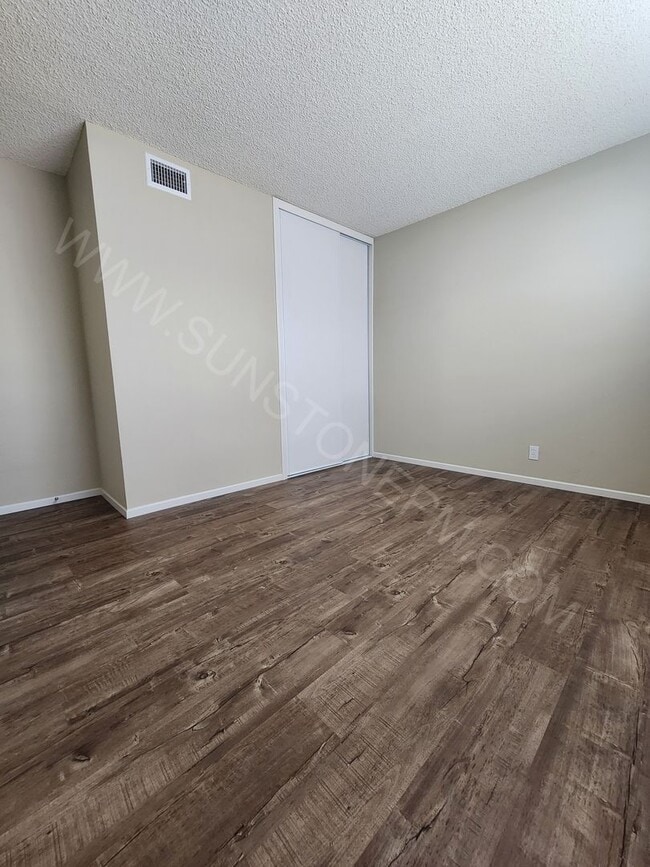 Building Photo - 3 bedroom, 2 bathroom