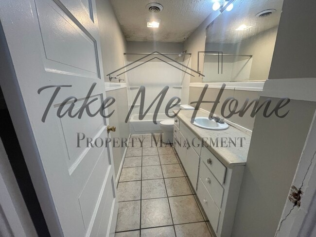 Building Photo - Adorable 2 Bedroom w/ Flex Room!