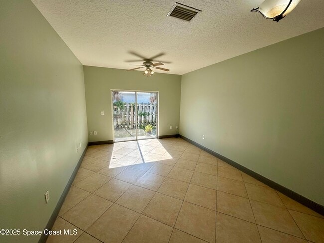 Building Photo - 910 Twisting Branch Ct