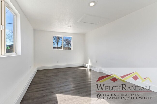 Building Photo - 3 Bed 1 Bath Available Duplex in Murray! $...