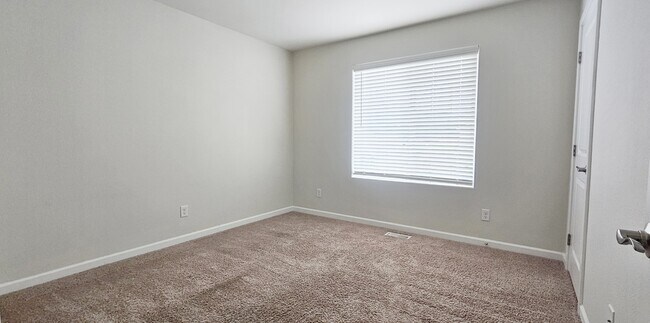 Building Photo - 640 Vickie Ln N