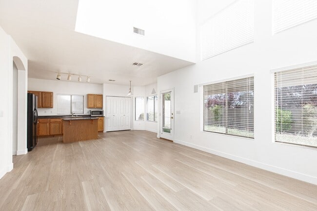 Building Photo - Great 5 Bedroom Home in Summerlin
