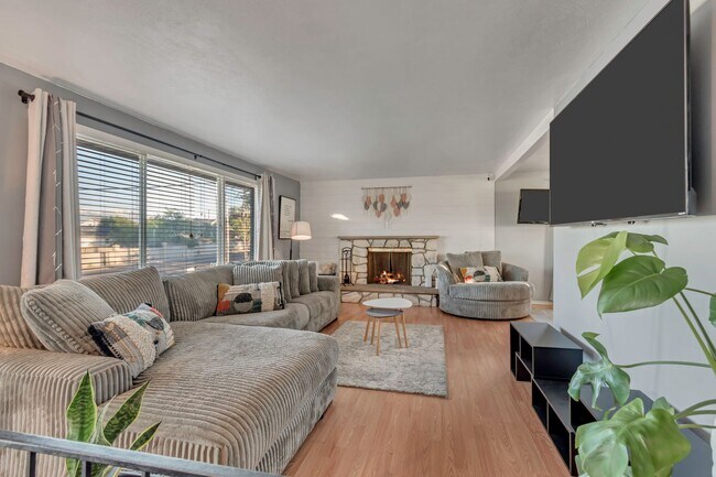 Building Photo - Spacious 4-Bed Unfurnished Home
