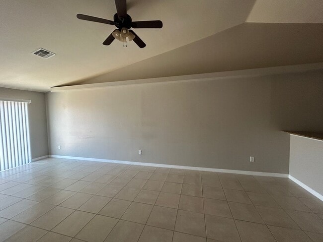 Building Photo - 523-527 SE 6 Place