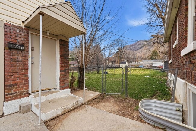 Building Photo - Swan Street Triplex