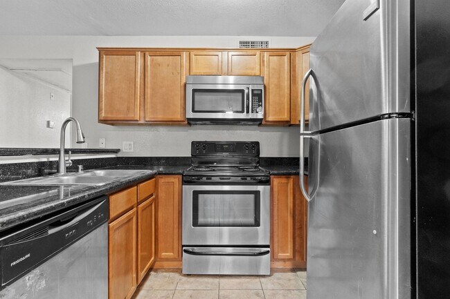 Building Photo - Stunning 3 bedrooms 2 full bathrooms first...