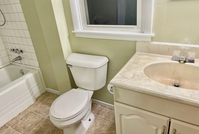 Building Photo - 1345 Arkwright St N