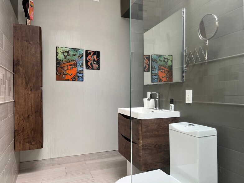 Building Photo - 5177 Carlingford Ave