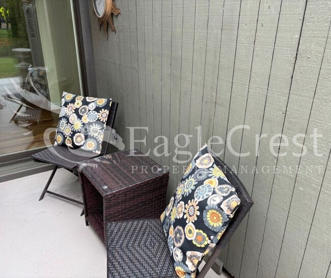 Building Photo - Three Bedroom Townhome Near Country Club G...
