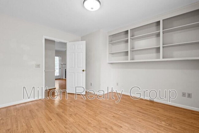 Building Photo - 464 Tirzah Dr