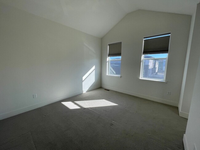 Building Photo - 2234 Central Pk Wy