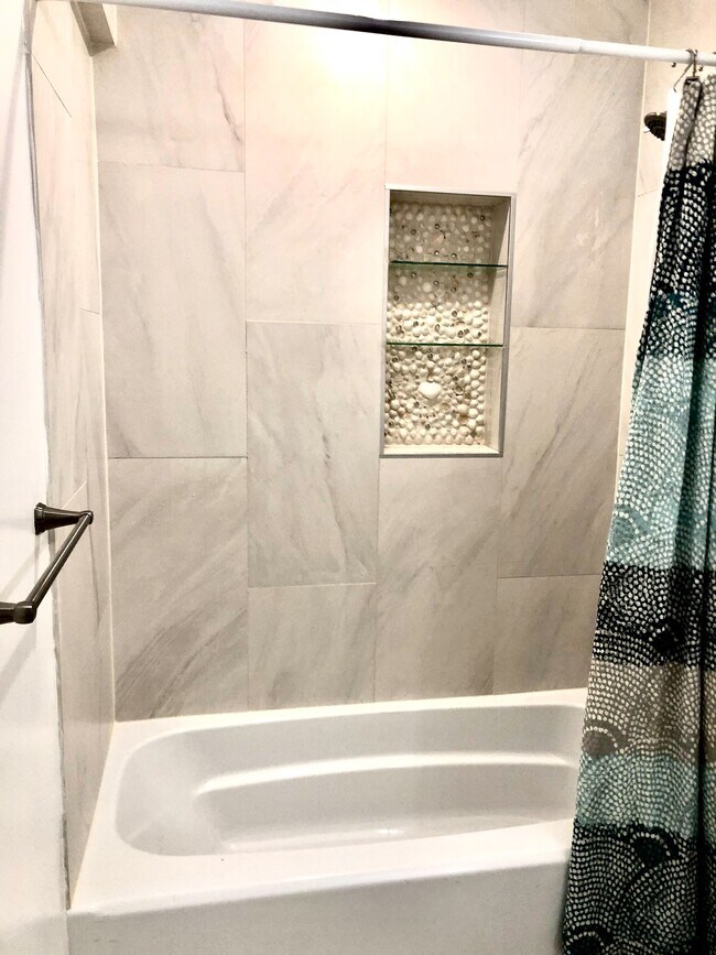 Close up of tub/shower - 1632 5th St NW