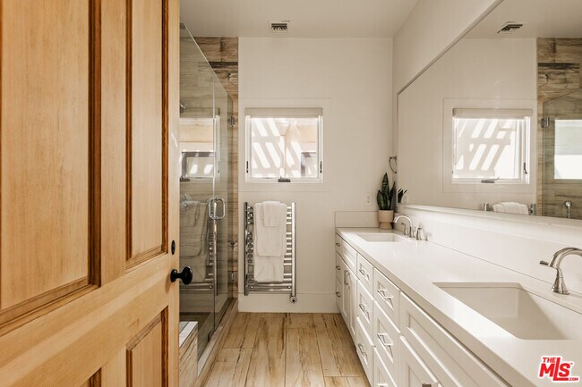 Building Photo - 3807 Vía Dolce