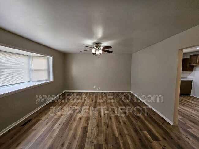 Building Photo - 1531 E Riverside Dr