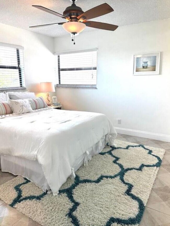 Building Photo - 1975 SE 3rd St