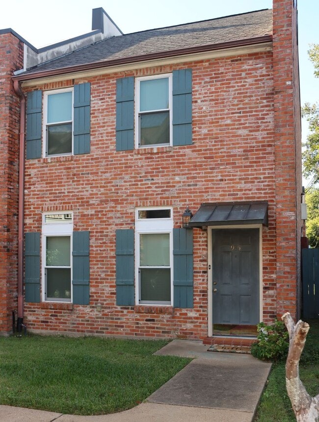 Building Photo - Townhouse