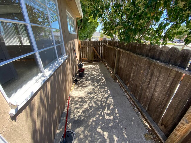 Building Photo - Charming 3 Bedroom Home in Quiet Tree-Line...