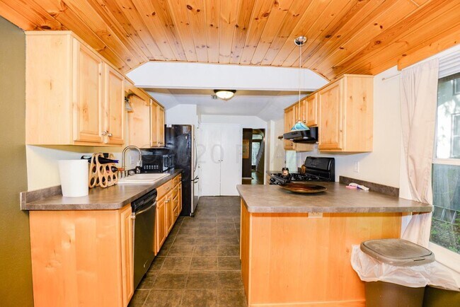 Building Photo - APPLICATION PENDING -- Gorgeous and spacio...