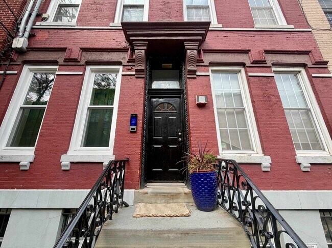 Building Photo - 86 Monroe St