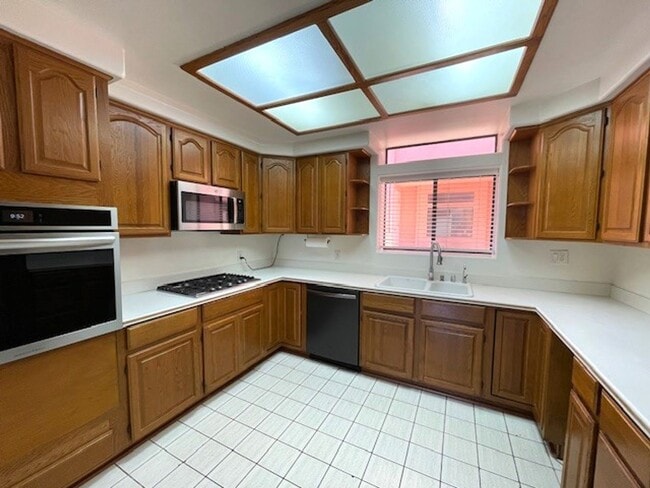 Building Photo - Quaint Gated Community near Pacific View Mall