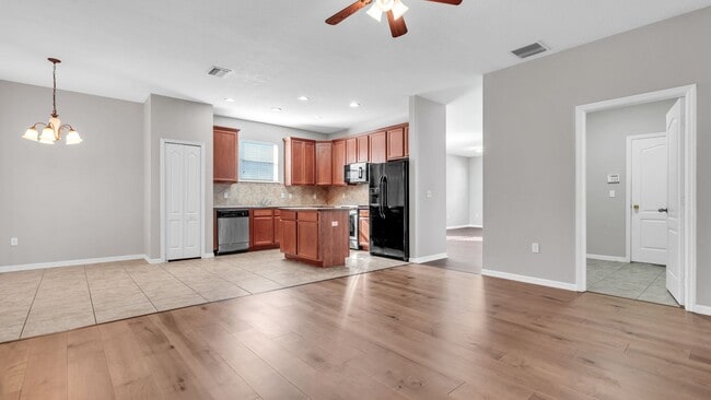 Building Photo - Beautiful 3BD/2BTH Home in Colony Lakes!