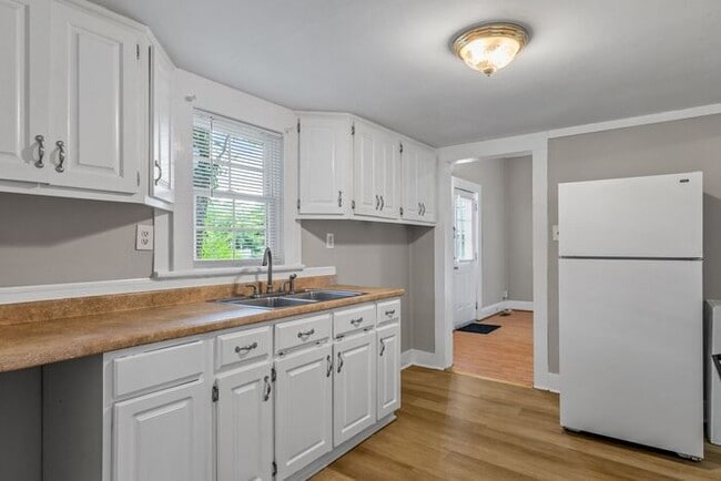 Building Photo - UNCG area with 3 bedrooms and 1 bath, Cent...