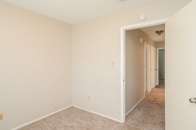 Building Photo - 2710 Village Ct