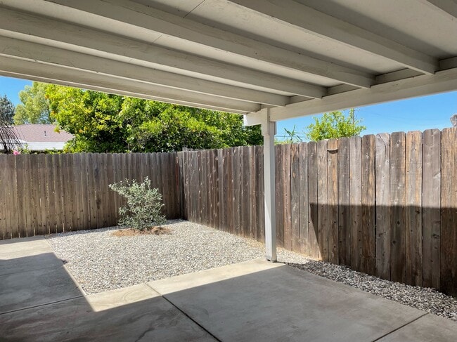 Building Photo - 1705 Darby Ln