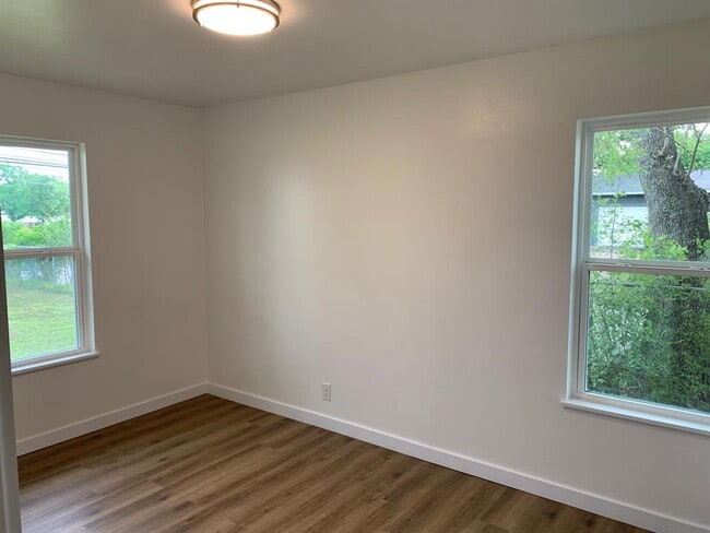 Building Photo - 1400 Kamar Dr