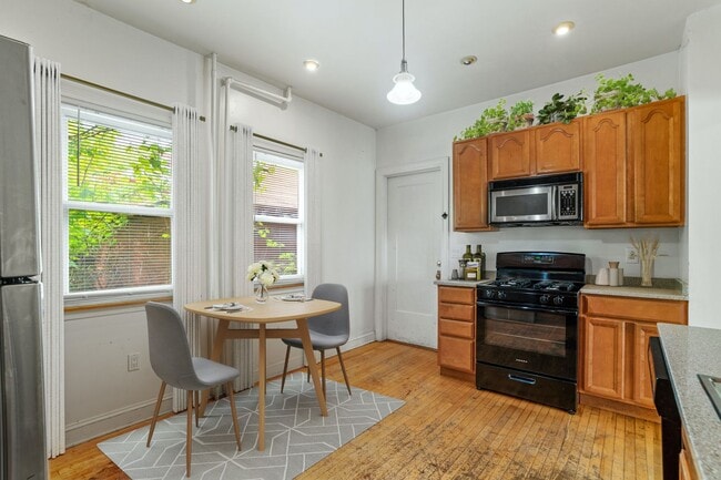 Building Photo - 2118 E Linnwood Ave