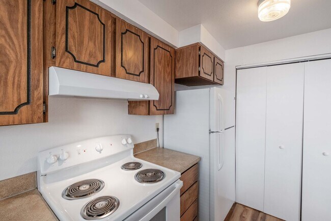 Building Photo - Beautiful 4 Bed, 2 Bath Townhouse with Lots of Closet Space and Laundry In Unit!