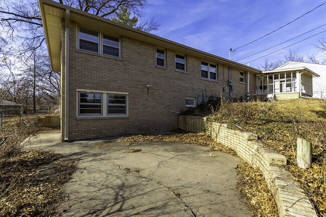 Building Photo - 340 Crown Point