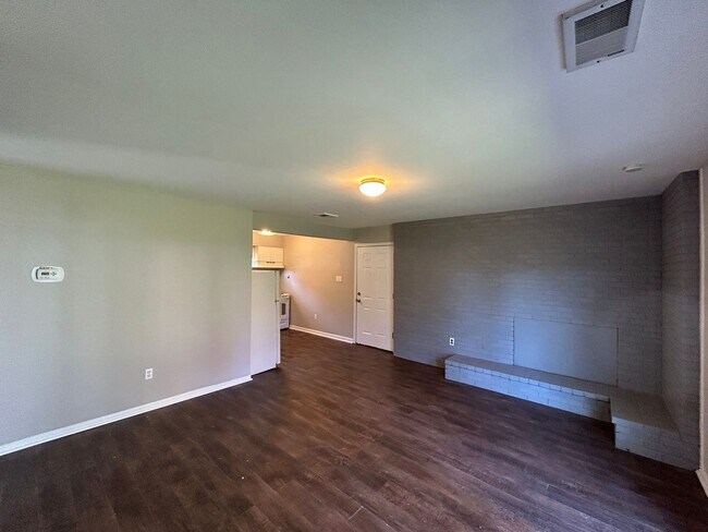 Building Photo - 4 bedroom 2 bath - Levittown