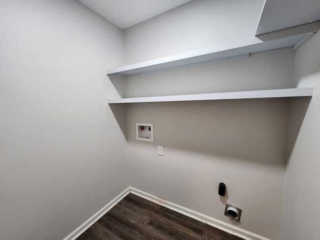 Building Photo - 4 Bedroom Ranch in Willow Oak Village