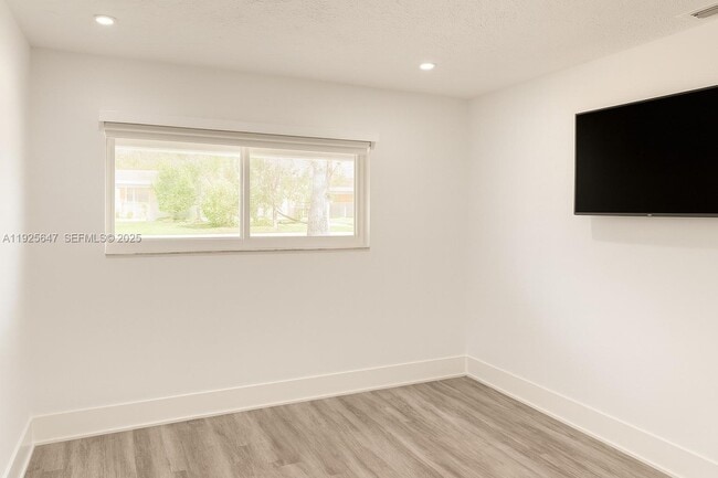 Building Photo - 9540 Martinique Dr