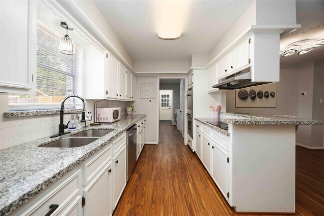 Building Photo - 5511 Green Timbers Dr